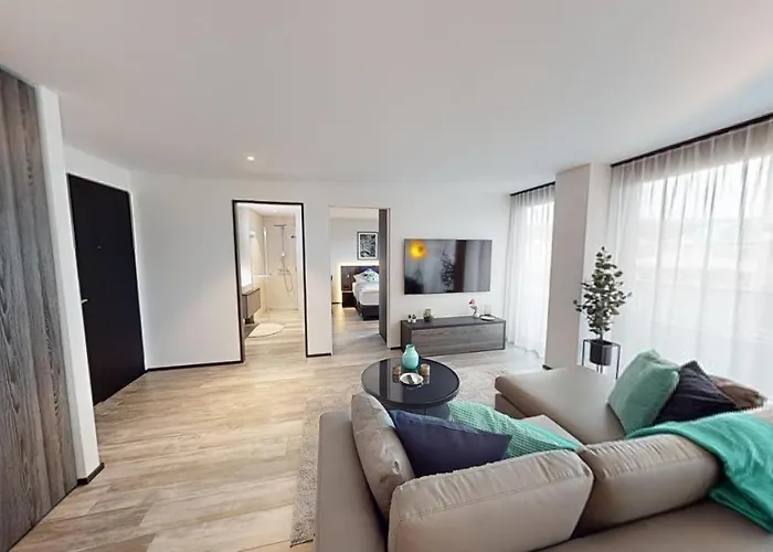 Spacious 1 Bedroom With Balcony *