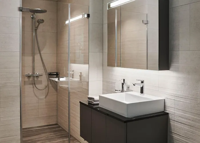 Spacious 1 Bedroom With Balcony *