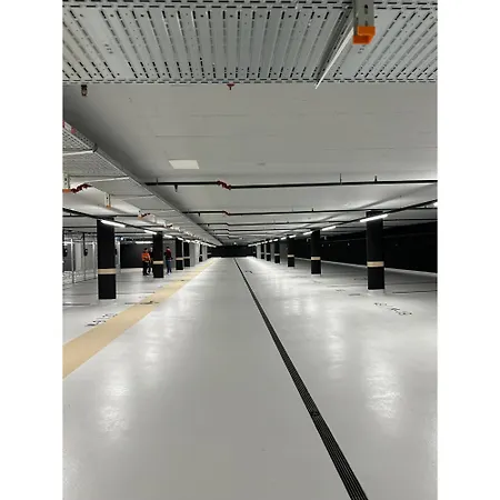 Spacious 1 Bedroom With Balcony Lägenhet *