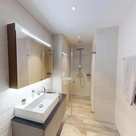 Spacious 1 Bedroom With Balcony Апартаменти